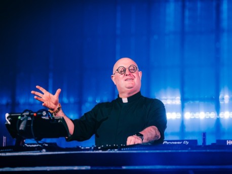 Ряса, винил и техно-молитва: В Барселону едет самый необычный диджей мира — Padre Guilherme!