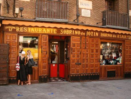 Самые необычные рестораны в Испании, La Cueva del Lobo, Espai Sucre, El Diablo, Dans le Noir, Submarino, Casa Botin