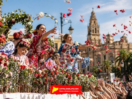 Битва цветов в Кордове 2026 (Batalla de las Flores): 80 000 гвоздик и открытие Майского праздничного сезона