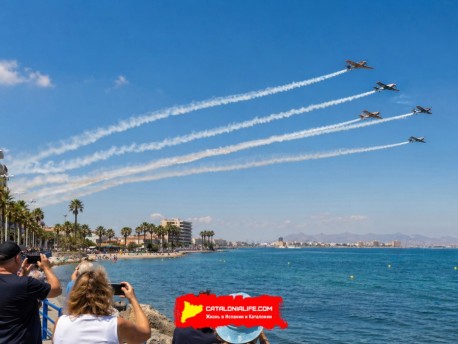 II Международный авиационный фестиваль Сан-Хавьер (Festival Aéreo Internacional San Javier) превратит побережье Мар-Менор в одну из самых зрелищных площадок весны. С 1 по 3 мая 2026 года пляжи Сантьяго-де-ла-Рибера (Santiago de la Ribera), входящего в муниципалитет Сан-Хавьер в регионе Мурсия, вновь станут сценой для большого воздушного праздника, где авиационная техника, пилотаж, морской пейзаж и семейный отдых соединяются в одно насыщенное событие. Официальные туристические ресурсы региона и самого муници