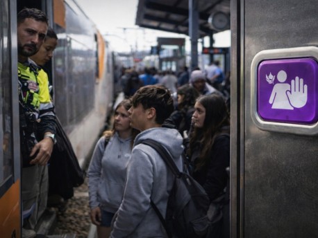 Каталония внедрит «фиолетовую кнопку» в общественном транспорте: новый этап безопасности к 2027 году