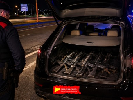 Моссос д’Эсквадра обнаружили 12 автоматов AK-74 в Porsche на трассе AP-7