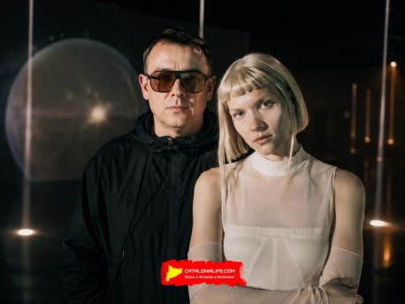 8 июля 2026 года проект TOMORA, созданный AURORA и Tom Rowlands из The Chemical Brothers, выступит на фестивале Noches del Botánico в Мадриде.