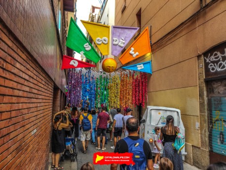 Улица Хесус (Carrer de Jesús): «Дискотека психоделии» — атмосфера дискотеки времён психоделии. (‘Discodèlia’. Una discoteca en èpoques de psicodèlia.) - Феста Майор де Грасиа 2024 (Festa Major de Gràcia 2024)