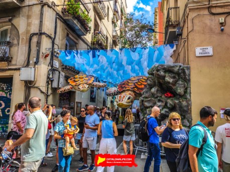 Улица Тордера (Carrer de Tordera): «Медузы» — украшение, состоящее из косяка медуз. (‘Medises’. Un banc de meduses per la festa major.) - Феста Майор де Грасиа 2024 (Festa Major de Gràcia 2024)