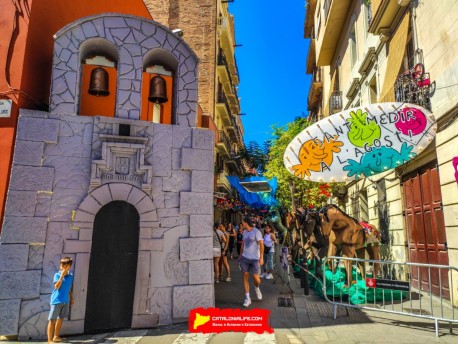 Улица Хоан Бланкес де Байш (Carrer de Joan Blanques de Baix): «Сант Медиар в августе» — дань уважения другой крупной фиесте Грасии. (‘Sant Medir a l’agost’. Un homenatge a l’altra festa gran de Gràcia.) - Феста Майор де Грасиа 2024 (Festa Major de Gràcia 2024)