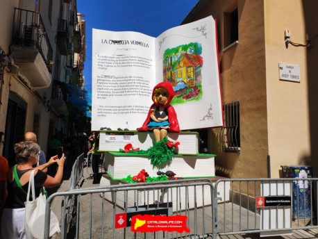 Фотоотчёт: Улица Фратернитат де Байш (carrer Fraternitat de Baix) - Феста Майор де Грасиа 2022 (Festa Major de Gràcia 2022) 