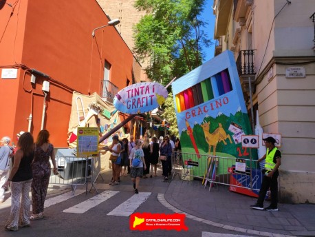 Фотоотчёт: Улица Хоан Бланкес де Байш (carrer Joan Blanques de Baix) - Феста Майор де Грасиа 2022 (Festa Major de Gràcia 2022) 