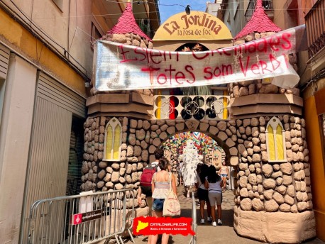 Улица Моцарт (Carrer de Mozart) — «Жордина: роза огня» (La Jordina: la rosa de foc) — Феста Майор де Грасиа 2025 (Festa Major de Gràcia 2025)