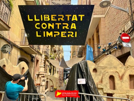 Улица Либертад (Carrer de Llibertat) — «Либертад против Империи» (Llibertat contra l’imperi) — Феста Майор де Грасиа 2025 (Festa Major de Gràcia 2025)