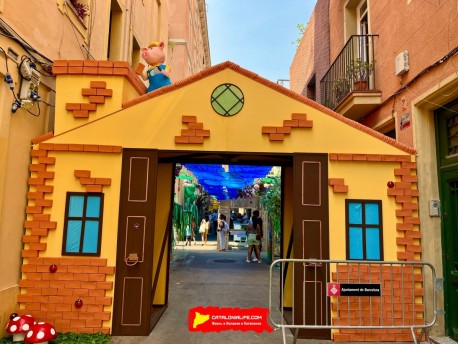 Улица Льюис Вивес (Carrer de Lluís Vives) — «Три поросёнка» (Els tres porquets) — Феста Майор де Грасиа 2025 (Festa Major de Gràcia 2025)