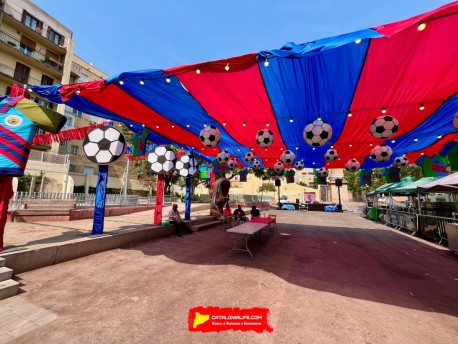 Пласа дель Побле Хитано (Plaça del Poble Gitano) — «Гитанская пеня Барсы» (Penya Barcelonista Gitana de Gràcia) — Феста Майор де Грасиа 2025 (Festa Major de Gràcia 2025)