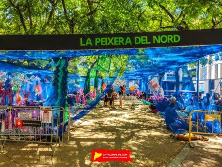 Фотоотчёт: Пласа дель Норд (Plaça del Nord): «Аквариум Норд» — украшение, которое заставит вас почувствовать себя как рыба в аквариуме. (‘La peixera del Nord’. Un guarniment que ens farà sentir com peixos a la peixera.) - Феста Майор де Грасиа 2024 (Festa Major de Gràcia 2024)