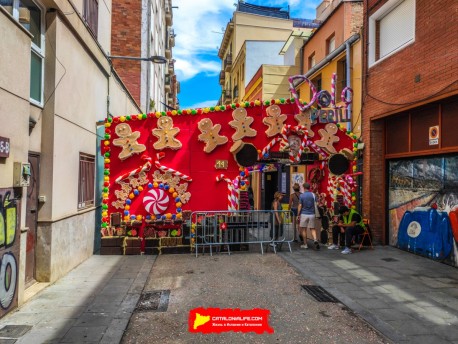 Улица Периль (Carrer del Perill): «Опасная сладость» — украшение, вдохновленное пейзажами из сказки «Гензель и Гретель». (‘Perill dolç’. Un guarniment inspirat en els paisatges de Hansel i Gretel.) - Феста Майор де Грасиа 2024 (Festa Major de Gràcia 2024)
