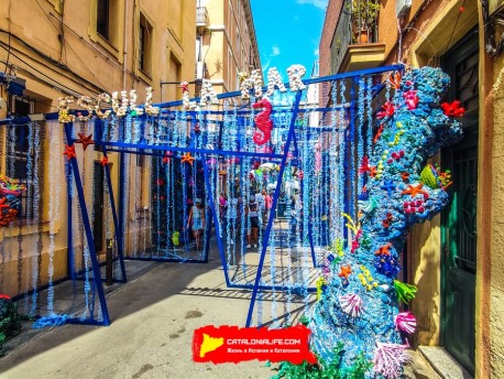 Улица Ллуис Вивес (Carrer de Lluís Vives): «Выбери море» — размышление о состоянии наших морей. (‘Escull la mar’. Una reflexió sobre l’estat dels nostres mars.) - Феста Майор де Грасиа 2024 (Festa Major de Gràcia 2024)