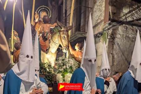 Процессия Святого погребения в Жироне: традиция и братства Страстной недели. Что это за люди в колпакax? Что это за братства? Разбираемся в тайных братствах Жироны. Братство Иисуса и детей (Confraria de Jesús i els Nens)