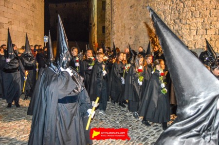 Процессия Святого погребения в Жироне: традиция и братства Страстной недели. Что это за люди в колпакax? Что это за братства? Разбираемся в тайных братствах Жироны. Братство Страстей (Confraria de la Passió)