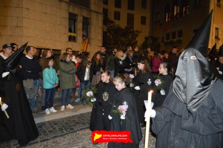Процессия Святого погребения в Жироне: традиция и братства Страстной недели. Что это за люди в колпакax? Что это за братства? Разбираемся в тайных братствах Жироны. Братство Страстей (Confraria de la Passió)