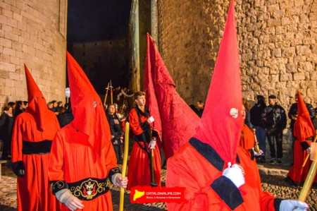 Процессия Святого погребения в Жироне: традиция и братства Страстной недели. Что это за люди в колпакax? Что это за братства? Разбираемся в тайных братствах Жироны. Архибратство Страстей и Смерти Христа (Arxiconfraria de la Passió i Mort de Nostre Senyor Jesucrist)