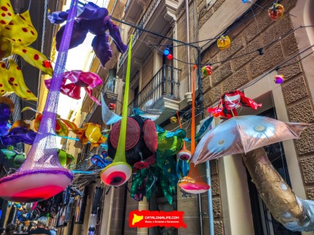 Улица Хесус (Carrer de Jesús): «Дискотека психоделии» — атмосфера дискотеки времён психоделии. (‘Discodèlia’. Una discoteca en èpoques de psicodèlia.) - Феста Майор де Грасиа 2024 (Festa Major de Gràcia 2024)