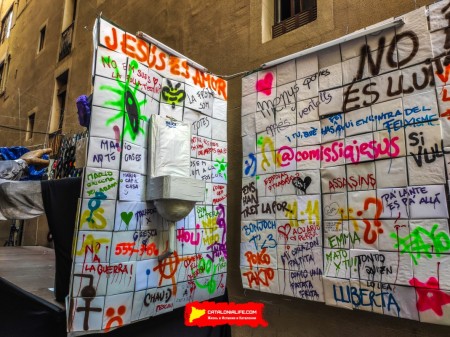 Улица Хесус (Carrer de Jesús): «Дискотека психоделии» — атмосфера дискотеки времён психоделии. (‘Discodèlia’. Una discoteca en èpoques de psicodèlia.) - Феста Майор де Грасиа 2024 (Festa Major de Gràcia 2024)