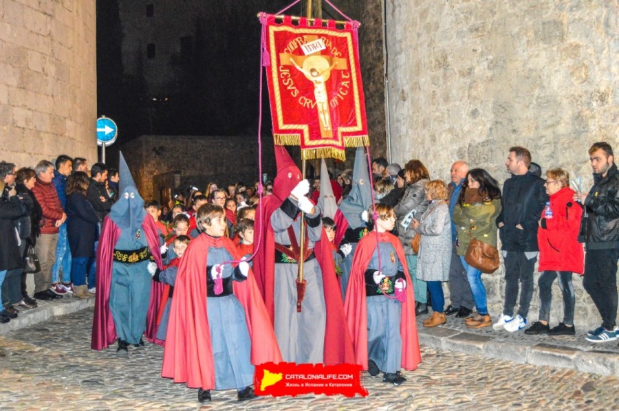 Процессия Святого погребения в Жироне: традиция и братства Страстной недели. Что это за люди в колпакax? Что это за братства? Разбираемся в тайных братствах Жироны. Братство Распятого Иисуса и манаи Жироны (Confraria de Jesús Crucificat - Manaies de Girona)