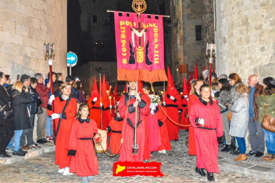 Процессия Святого погребения в Жироне: традиция и братства Страстной недели. Что это за люди в колпакax? Что это за братства? Разбираемся в тайных братствах Жироны. Архибратство Страстей и Смерти Христа (Arxiconfraria de la Passió i Mort de Nostre Senyor Jesucrist)