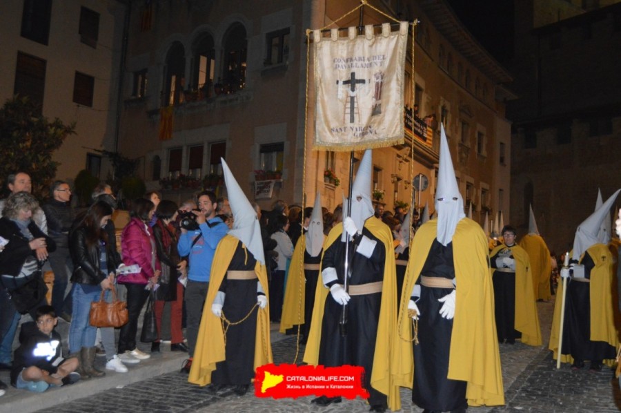 Процессия Святого погребения в Жироне: традиция и братства Страстной недели. Что это за люди в колпакax? Что это за братства? Разбираемся в тайных братствах Жироны. Братство Снятия с Креста (Confraria del Davallament)