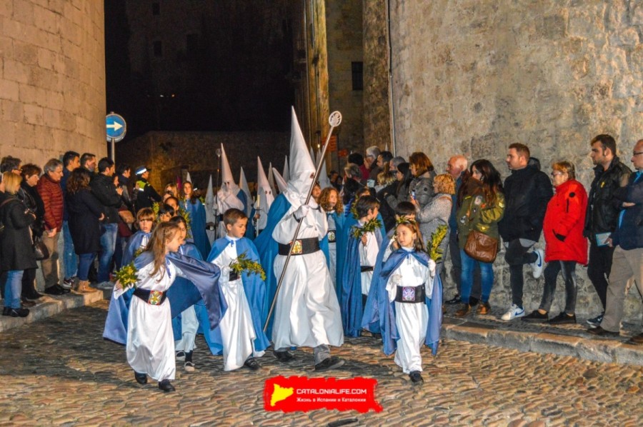 Процессия Святого погребения в Жироне: традиция и братства Страстной недели. Что это за люди в колпакax? Что это за братства? Разбираемся в тайных братствах Жироны. Братство Иисуса и детей (Confraria de Jesús i els Nens)