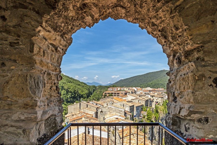 9 самых красивых маленьких городов и деревень Испании: Кастельфольит-де-ла-Рока, Каталония (Castellfullit de la Roca, Cataluña)