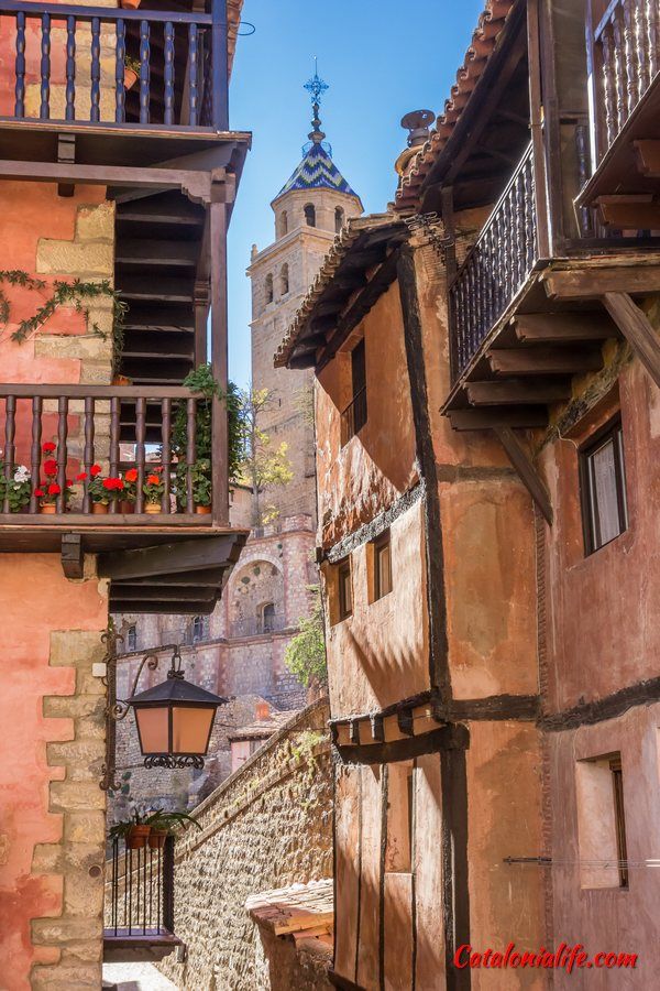 Оригинальный «угловой» балкон в Альбаррасине