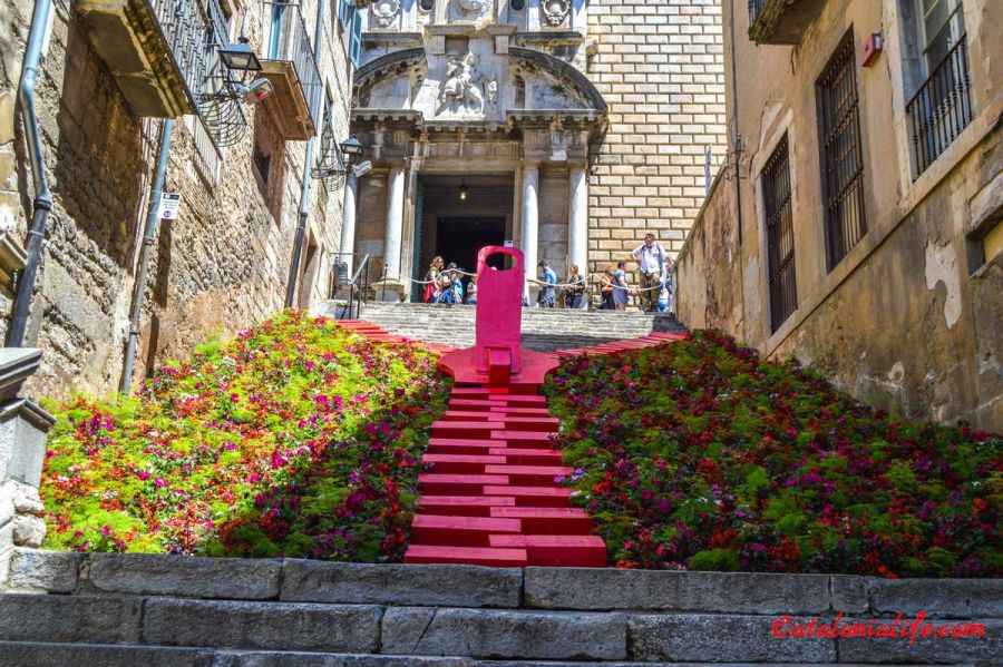 Фестиваль цветов в Жироне "Время цветов. Под открытым небом" 2021 / “Girona, Temps de Flors. A cel obert”