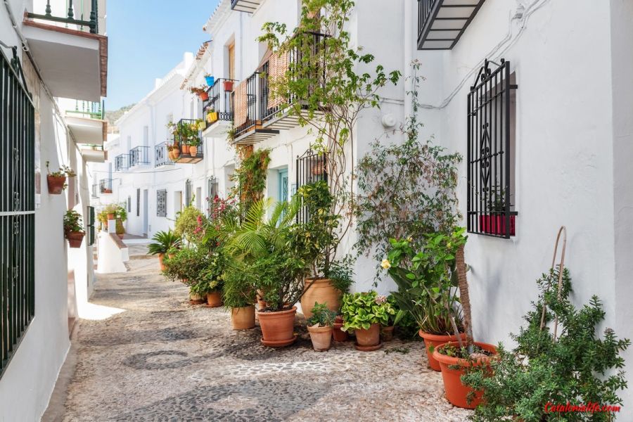 9 самых красивых маленьких городов и деревень Испании: Фрихилиана, Андалусия (Frigiliana, Andalucía)