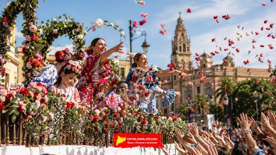 Битва цветов в Кордове 2026 (Batalla de las Flores): 80 000 гвоздик и открытие Майского праздничного сезона