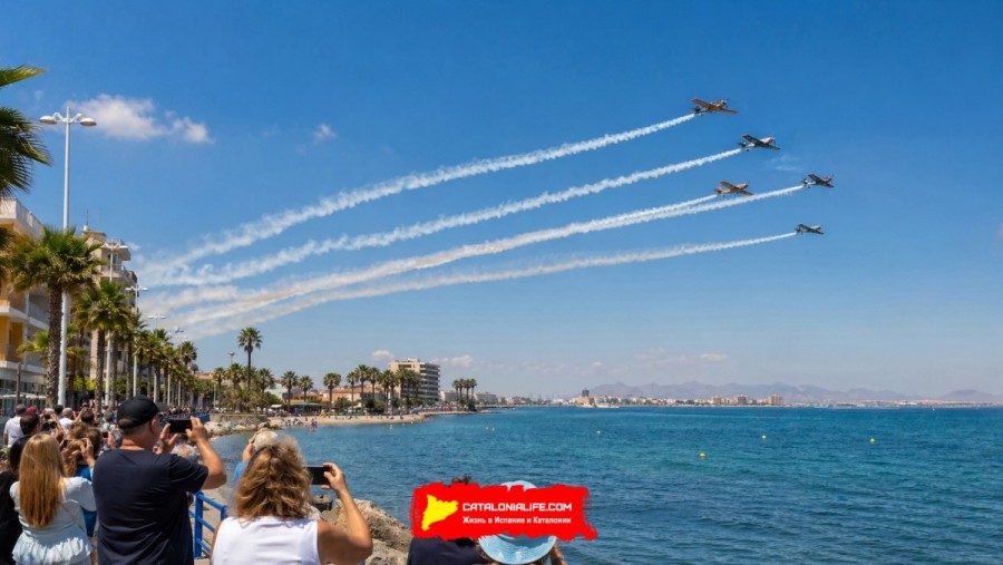 II Международный авиационный фестиваль Сан-Хавьер (Festival Aéreo Internacional San Javier) превратит побережье Мар-Менор в одну из самых зрелищных площадок весны. С 1 по 3 мая 2026 года пляжи Сантьяго-де-ла-Рибера (Santiago de la Ribera), входящего в муниципалитет Сан-Хавьер в регионе Мурсия, вновь станут сценой для большого воздушного праздника, где авиационная техника, пилотаж, морской пейзаж и семейный отдых соединяются в одно насыщенное событие. Официальные туристические ресурсы региона и самого муници