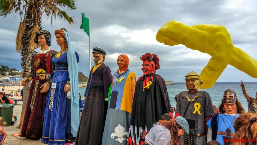 Парад Гигантов и “Больших голов” во время Фестиваля Сант Нарцисс (Sant Narcis) в Жироне