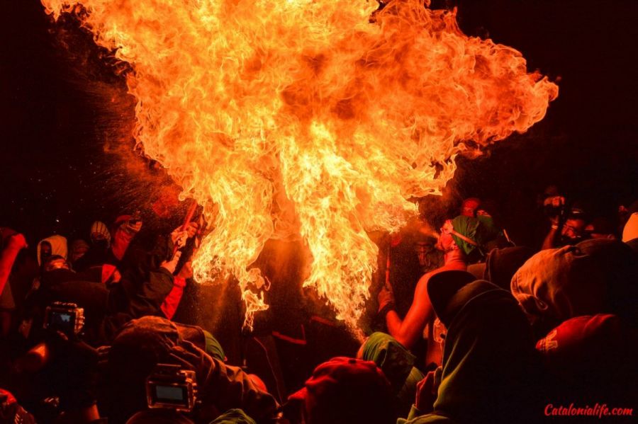 Огненное шоу во время Фестиваля Сант Нарцисс (Sant Narcis) в Жироне