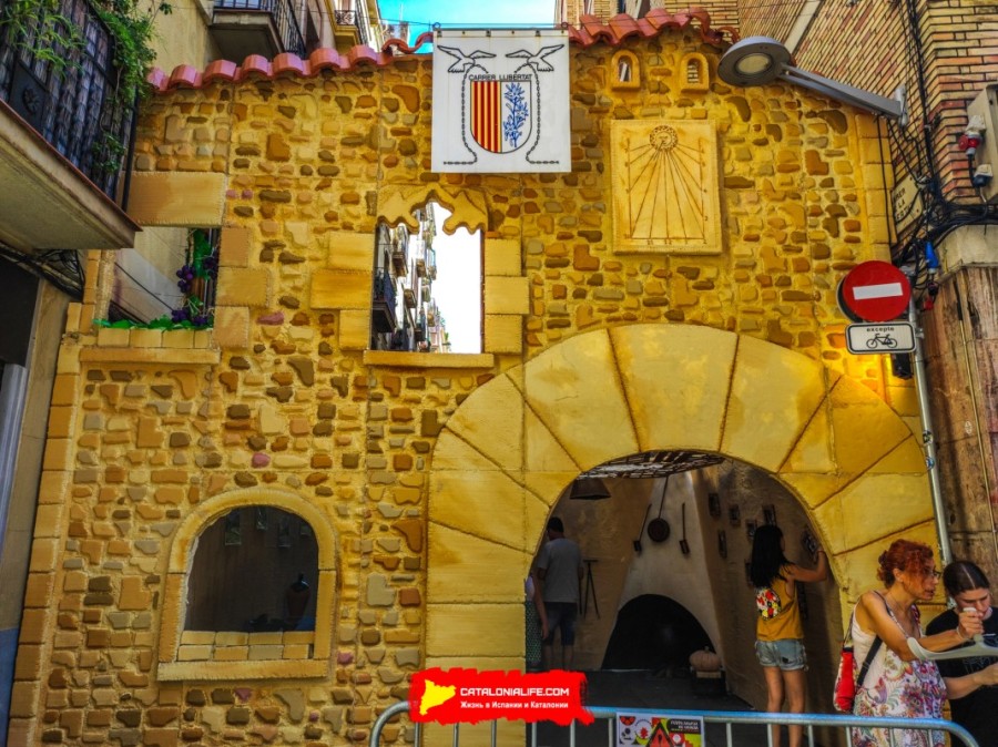 Улица Ллибертат (Carrer de la Llibertat): «Винный погреб Либертат» — дань культуре вина. (‘Celler Llibertat’. Un homenatge a la cultura del vi.) - Феста Майор де Грасиа 2024 (Festa Major de Gràcia 2024)