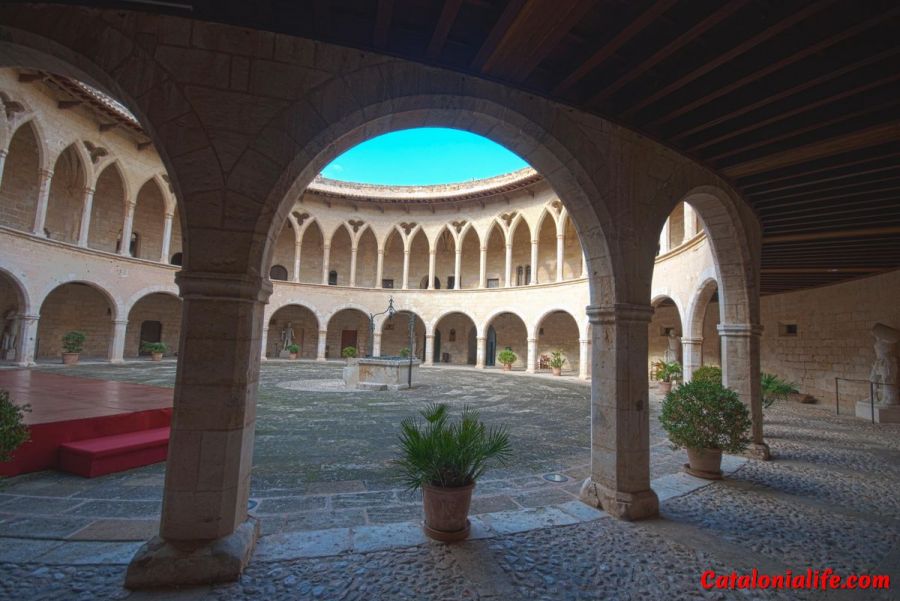 Замок Бельвер – один из самых известных замков-музеев в Испании