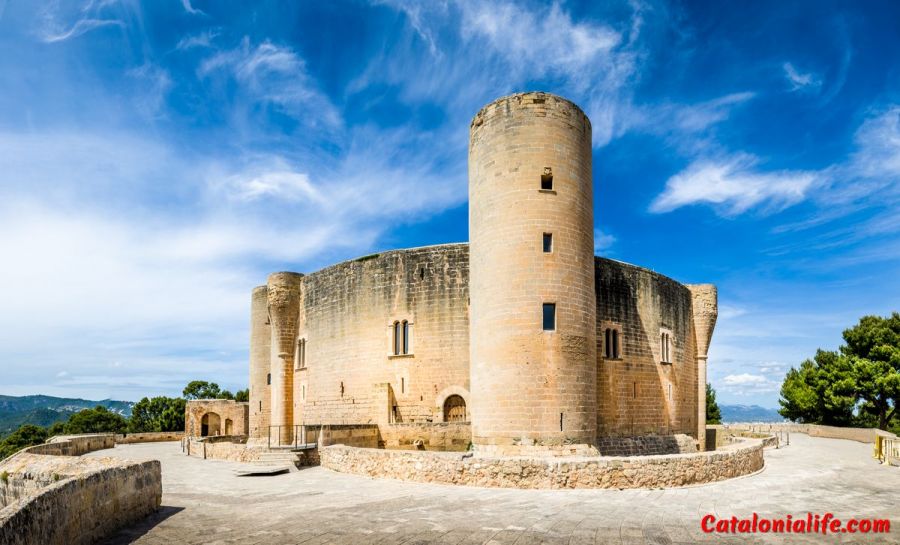 Замок Бельвер – один из самых известных замков-музеев в Испании