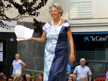 Дефиле в платьях из бумаги в Бланесе 2015 (16a Desfilada de Vestits de Paper a Blanes 2015)