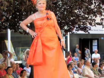 Дефиле в платьях из бумаги в Бланесе 2014
