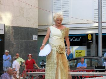 Дефиле в платьях из бумаги в Бланесе 2014