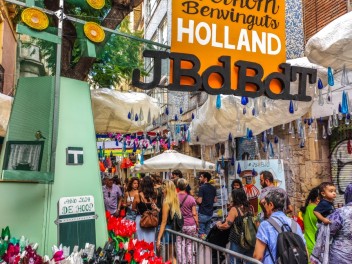 Улица Хоан Бланкес де Байш де Тот (Carrer de Joan Blanques de Baix de Tot): «Голландия JBdbDt» — прогулка по голландскому пейзажу. (‘Holanda JBdbDt’. Un passeig pel paisatge holandès.) - Феста Майор де Грасиа 2024 (Festa Major de Gràcia 2024)