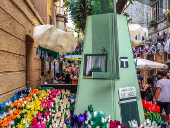 Улица Хоан Бланкес де Байш де Тот (Carrer de Joan Blanques de Baix de Tot): «Голландия JBdbDt» — прогулка по голландскому пейзажу. (‘Holanda JBdbDt’. Un passeig pel paisatge holandès.) - Феста Майор де Грасиа 2024 (Festa Major de Gràcia 2024)