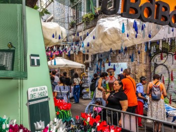 Улица Хоан Бланкес де Байш де Тот (Carrer de Joan Blanques de Baix de Tot): «Голландия JBdbDt» — прогулка по голландскому пейзажу. (‘Holanda JBdbDt’. Un passeig pel paisatge holandès.) - Феста Майор де Грасиа 2024 (Festa Major de Gràcia 2024)