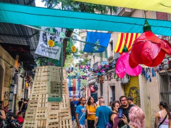 Улица Хоан Бланкес де Байш (Carrer de Joan Blanques de Baix): «Сант Медиар в августе» — дань уважения другой крупной фиесте Грасии. (‘Sant Medir a l’agost’. Un homenatge a l’altra festa gran de Gràcia.) - Феста Майор де Грасиа 2024 (Festa Major de Gràcia 2024)