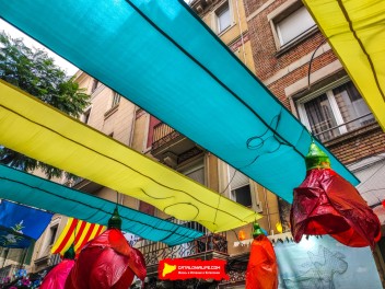 Улица Хоан Бланкес де Байш де Тот (Carrer de Joan Blanques de Baix de Tot): «Голландия JBdbDt» — прогулка по голландскому пейзажу. (‘Holanda JBdbDt’. Un passeig pel paisatge holandès.) - Феста Майор де Грасиа 2024 (Festa Major de Gràcia 2024)