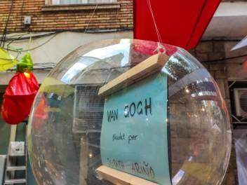 Улица Хоан Бланкес де Байш де Тот (Carrer de Joan Blanques de Baix de Tot): «Голландия JBdbDt» — прогулка по голландскому пейзажу. (‘Holanda JBdbDt’. Un passeig pel paisatge holandès.) - Феста Майор де Грасиа 2024 (Festa Major de Gràcia 2024)
