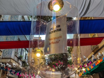 Улица Хоан Бланкес де Байш де Тот (Carrer de Joan Blanques de Baix de Tot): «Голландия JBdbDt» — прогулка по голландскому пейзажу. (‘Holanda JBdbDt’. Un passeig pel paisatge holandès.) - Феста Майор де Грасиа 2024 (Festa Major de Gràcia 2024)